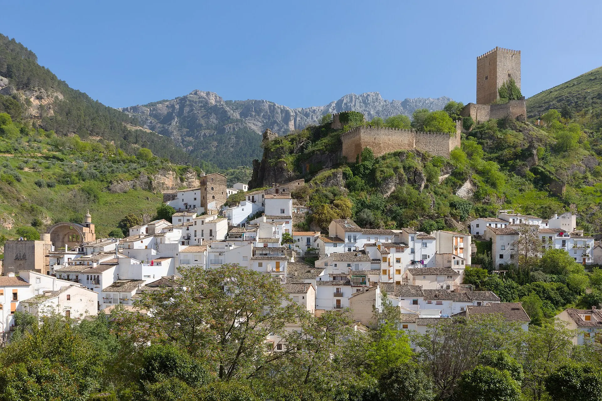 Cazorla con el castillo de la Yedra y la sierra al fondo